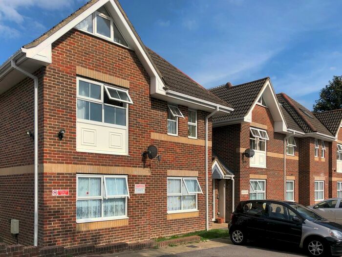 2 Bedroom Flat To Rent In Edwina Close, Southampton SO19