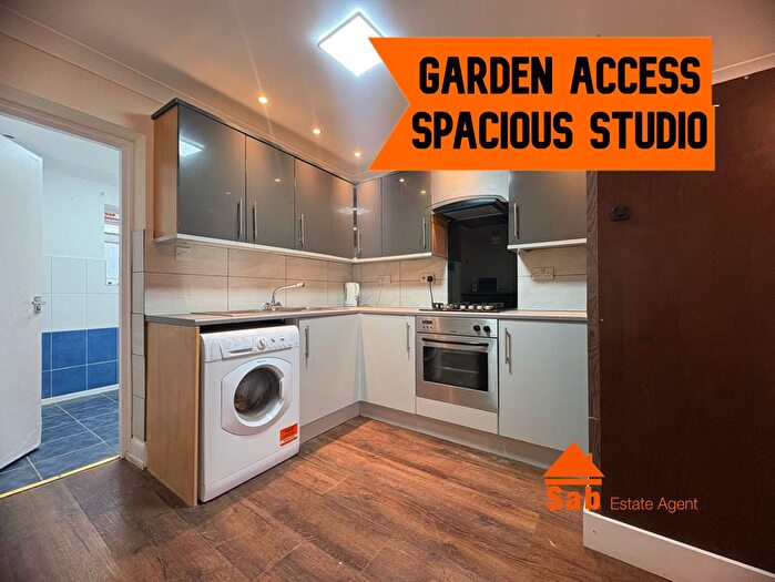 Studio To Rent In Great West Road, Hounslow, TW5