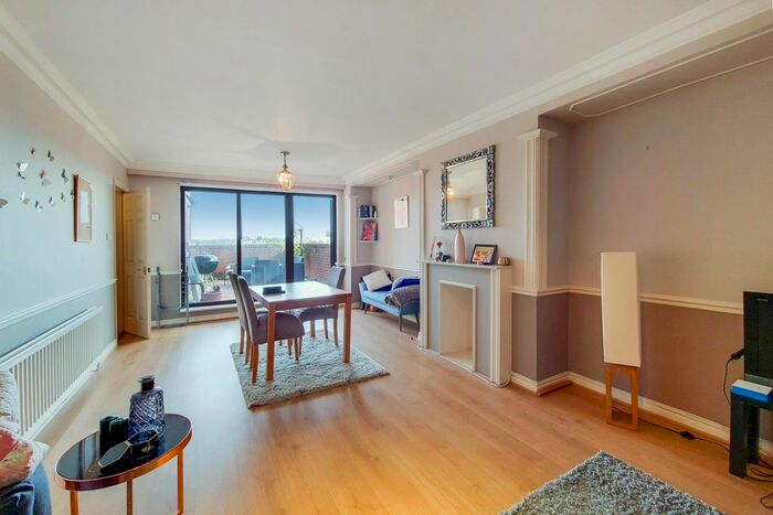 2 Bedroom Flat To Rent In The Broadway, London, SW19