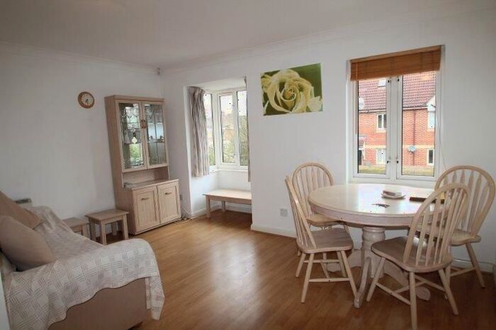 2 Bedroom Flat To Rent In Dorset Mews, London, N3