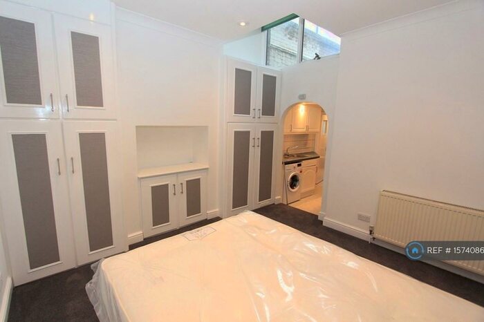 Studio To Rent In Belsize Park, London, NW3