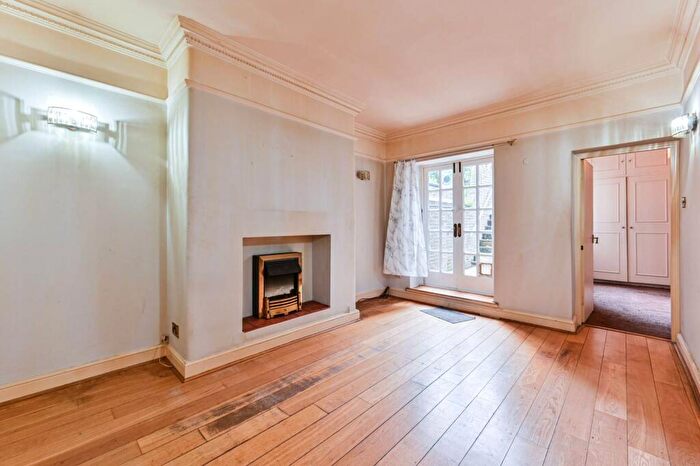 2 Bedroom Maisonette For Sale In Finborough Road, Chelsea, London, SW10