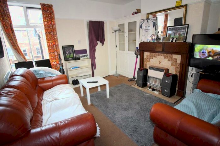 3 Bedroom Flat To Rent In Valley View, Jesmond, Newcastle Upon Tyne, NE2