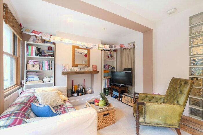 2 Bedroom Flat To Rent In Knoll Road, London, SW18