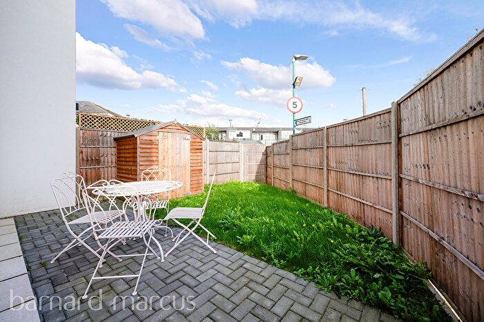 3 Bedroom Flat To Rent In Lyham Road, London, SW2