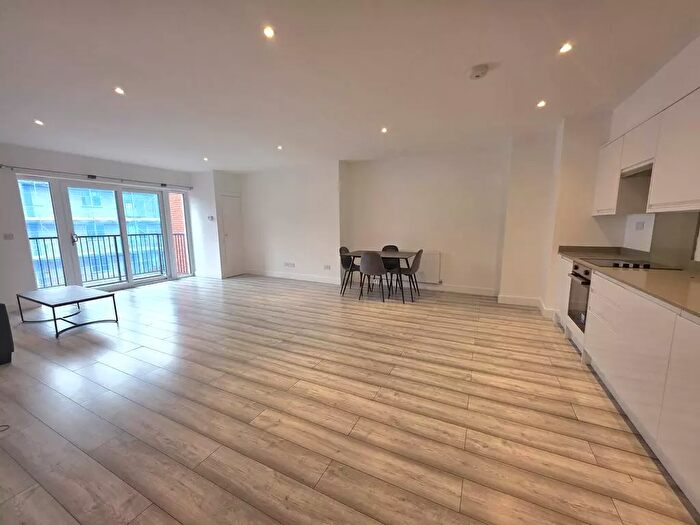 2 Bedroom Flat To Rent In High Street, Hounslow, TW3