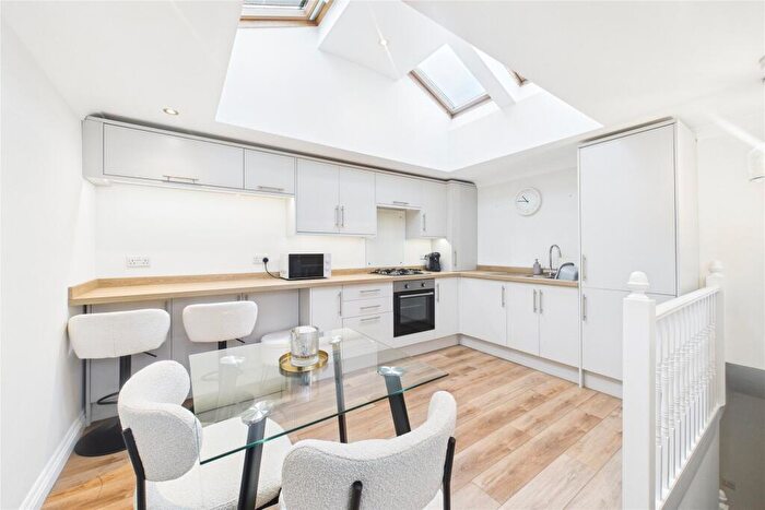 1 Bedroom Maisonette For Sale In London Road, Wokingham, Berkshire, RG40