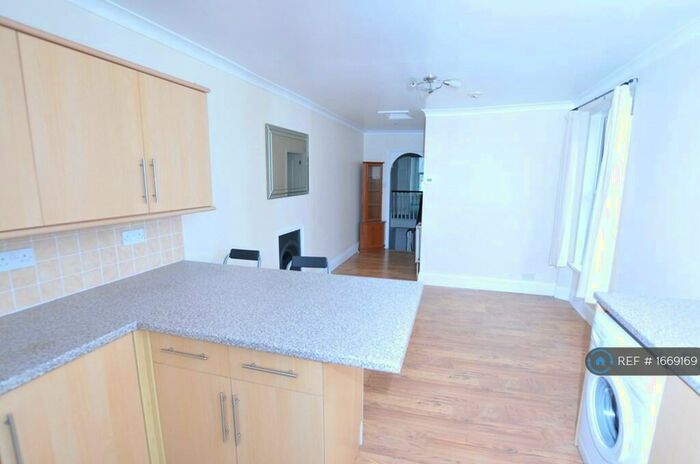 2 Bedroom Flat To Rent In Alexandra Road, Mutley, Plymouth, PL4