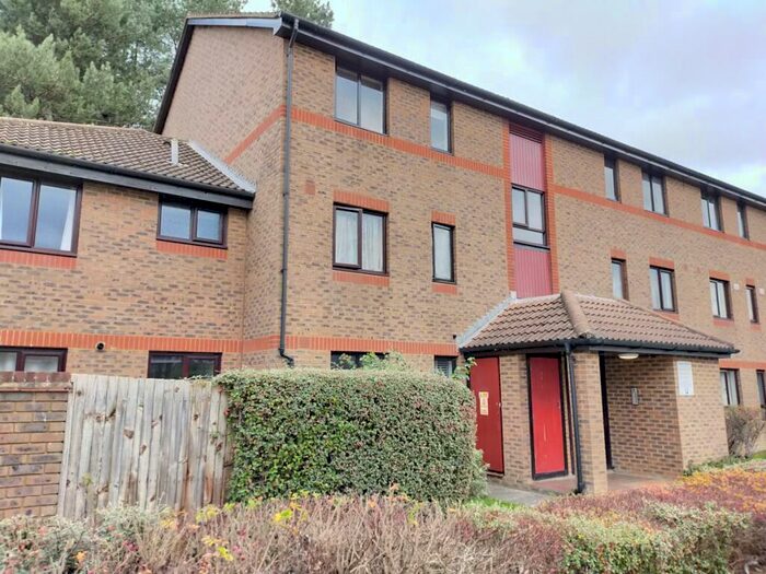 2 Bedroom Apartment To Rent In Oakside Court, Horley, RH6