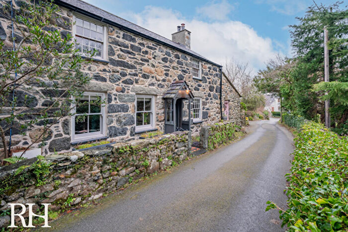 3 Bedroom Semi-Detached House To Rent In , LL32