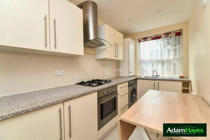 2 Bedroom Apartment To Rent In Ballards Lane, North Finchley, N12