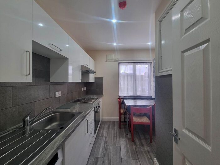1 Bedroom Flat To Rent In The Roundway, London, N17
