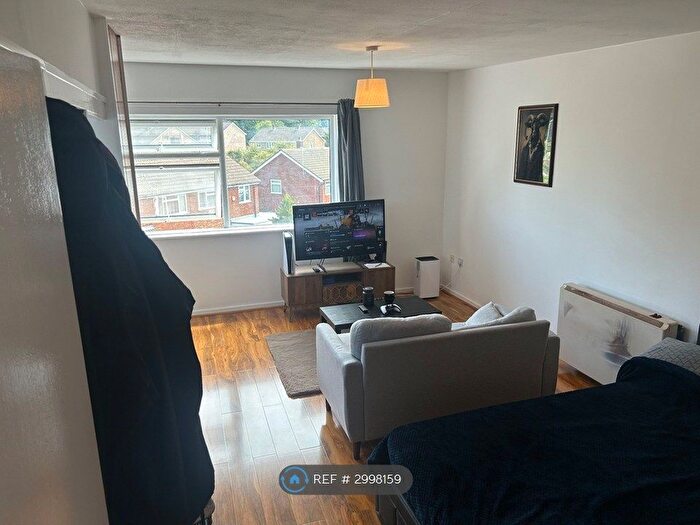Studio To Rent In Handcross Road, Luton, LU2
