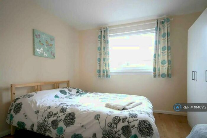 3 Bedroom Flat To Rent In Hailesland Grove, Edinburgh, EH14
