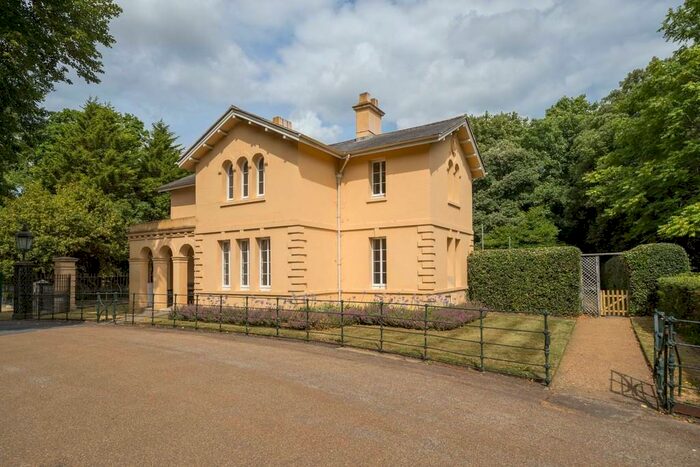 3 Bedroom Semi-Detached House To Rent In Whippingham Road, East Cowes, PO32