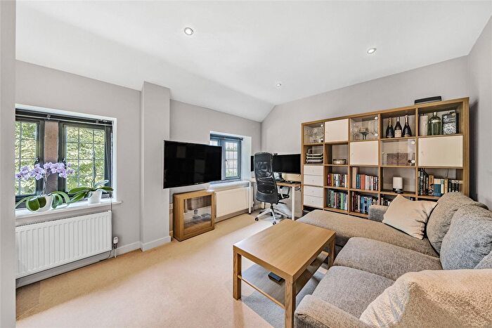 1 Bedroom Flat For Sale In East Horsley, Surrey, KT24