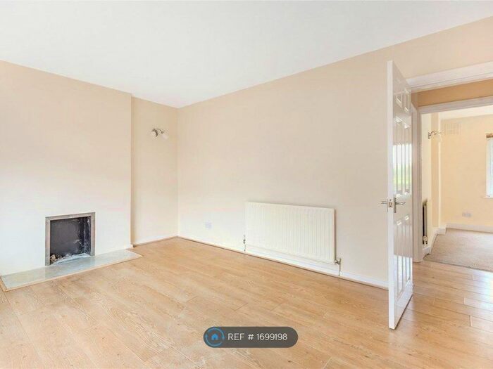 3 Bedroom Flat To Rent In Dale Court, Bromley, BR1