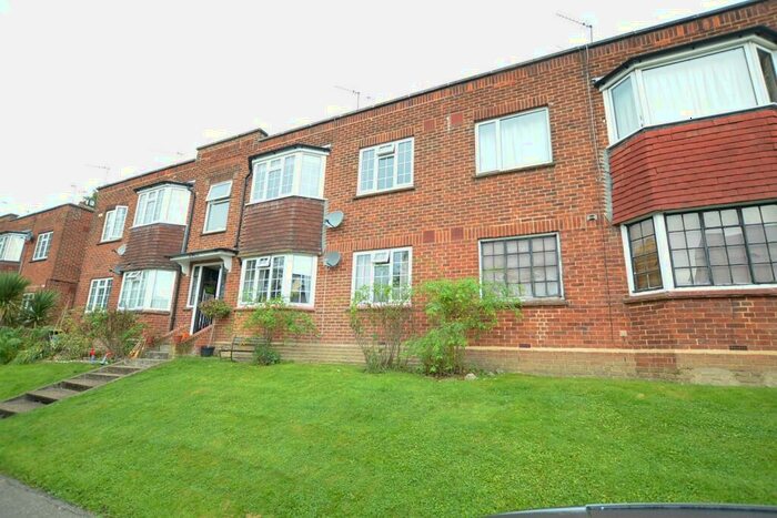 3 Bedroom Apartment To Rent In Crescent View, Loughton, IG10