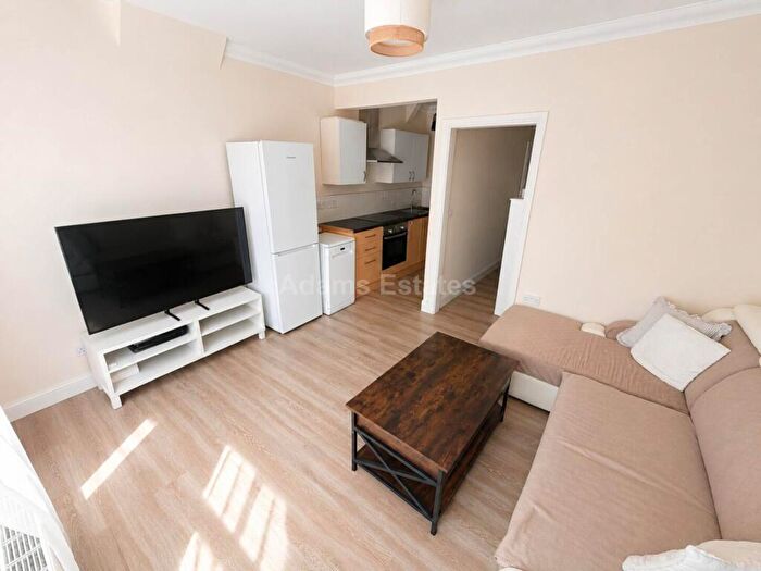 1 Bedroom Flat To Rent In Top Floor Flat, Gloucester Road, RG30