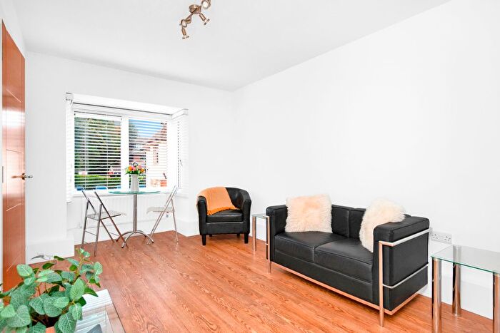 1 Bedroom Flat For Sale In Mathon Court, Guildford, GU1
