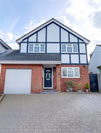 4 Bedroom Link Detached House For Sale In The Crescent, Hadleigh, SS7
