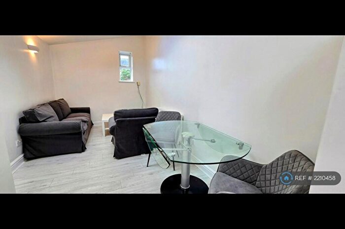 2 Bedroom Flat To Rent In Meanwood Road, Leeds, LS6