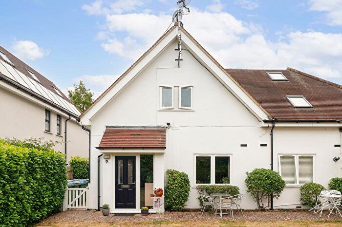 1 Bedroom Flat For Sale In Thistledene, Thames Ditton, KT7