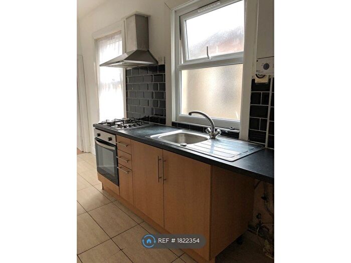 2 Bedroom Flat To Rent In Bush Road, London, SE8