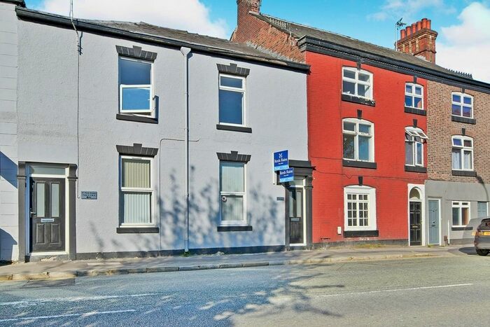 2 Bedroom Flat To Rent In Park Green, Macclesfield, Cheshire, SK11