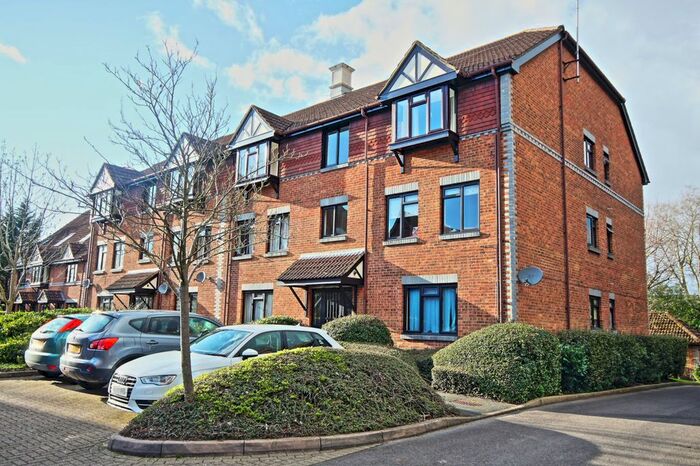 2 Bedroom Flat To Rent In Tintagel Way, Woking, GU22