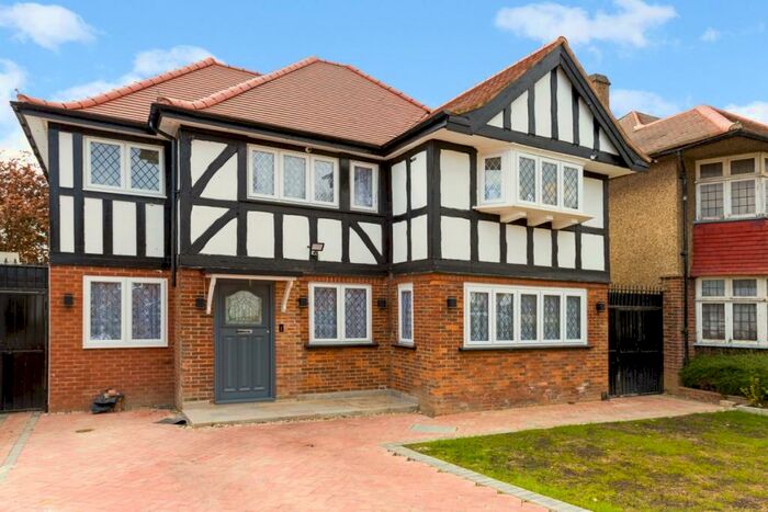 8 Bedroom Semi-Detached House To Rent In Barn Way Wembley, HA9