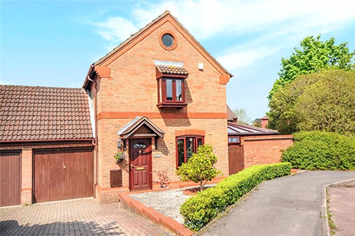 3 Bedroom Link Detached House For Sale In Simkins Close, Winkfield Row, Berkshire, RG42