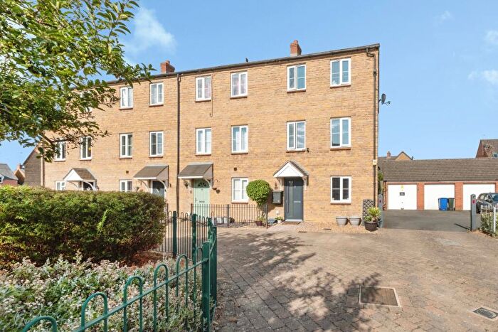 3 Bedroom End Of Terrace House For Sale In Sir Henry Jake Close, Banbury, Oxfordshire, OX16