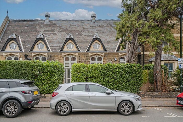 2 Bedroom Maisonette For Sale In Park Lane, Richmond, TW9