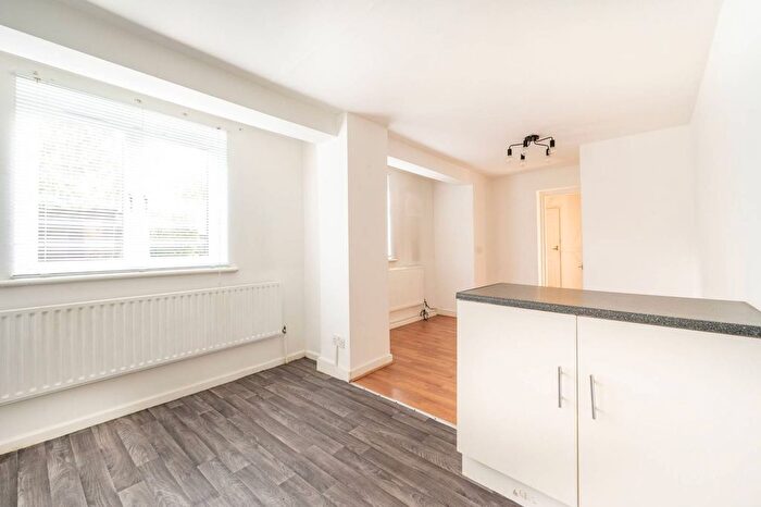 2 Bedroom Maisonette To Rent In Campbell Road, Stratford, London, E15