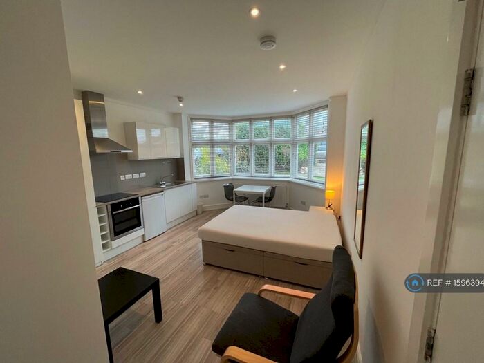 Studio To Rent In Wycombe Gardens, London, NW11