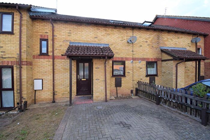 2 Bedroom House To Rent In Bideford Spur, Slough, SL2