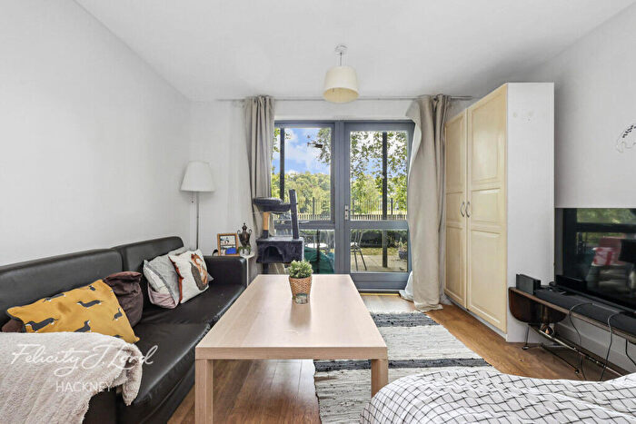 2 Bedroom Apartment For Sale In Southwold Road, London, E5