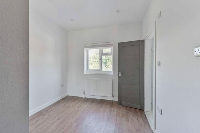 4 Bedroom Semi-Detached House To Rent In Chingford Avenue, Chingford, London, E4