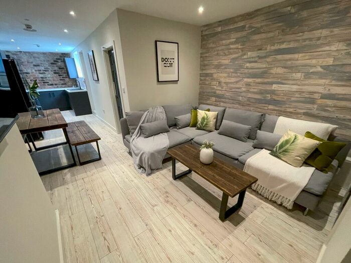 5 Bedroom End Of Terrace House To Rent In Dell Street, L7