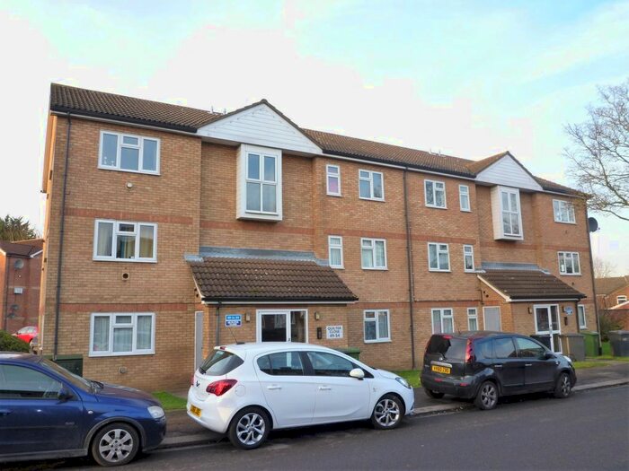2 Bedroom Flat For Sale In Quilter Close, Luton, LU3
