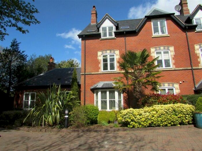 3 Bedroom Flat To Rent In Avenue Road, Dorridge, B93