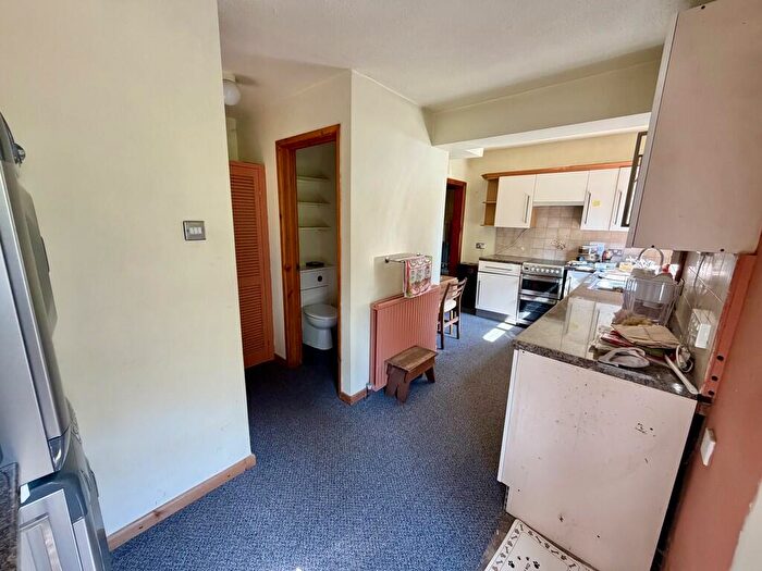 4 Bedroom Detached House For Sale In Higher Blandford Road, Broadstone, BH18 - Photo 11