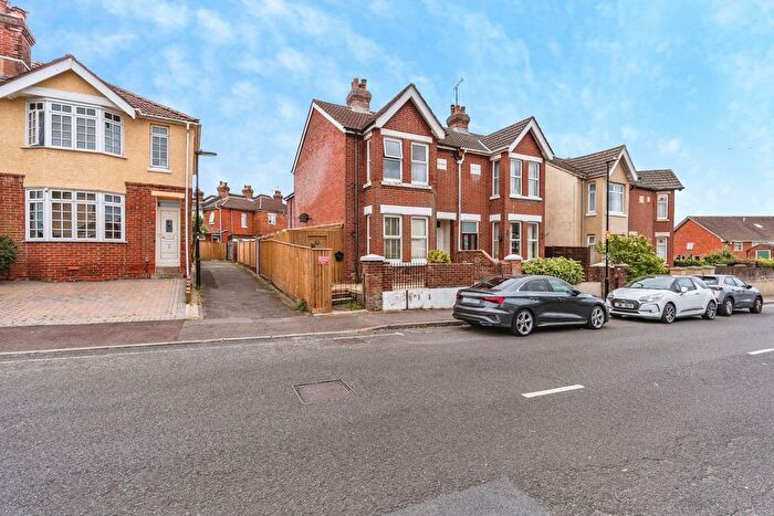 2 Bedroom Maisonette For Sale In Sholing Road, Southampton, Hampshire, SO19