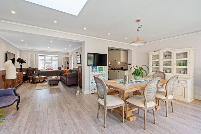 4 Bedroom Detached House For Sale In Newland Close, Pinner, HA5