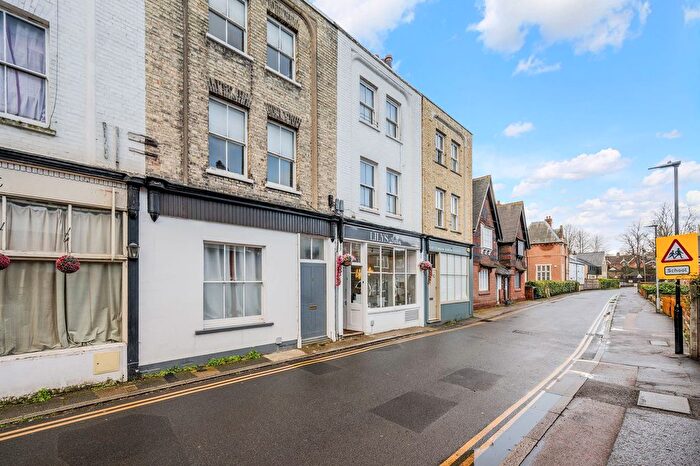 2 Bedroom Flat For Sale In West Street, Ewell, KT17