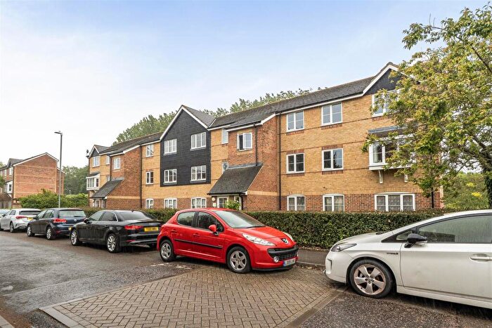1 Bedroom Apartment For Sale In Donald Woods Gardens, Surbiton, KT5