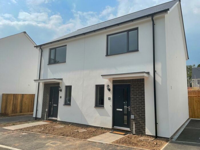 2 Bedroom House To Rent In St Austell, PL25