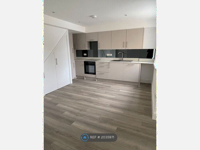 2 Bedroom Flat To Rent In Newlands Park, London, SE26