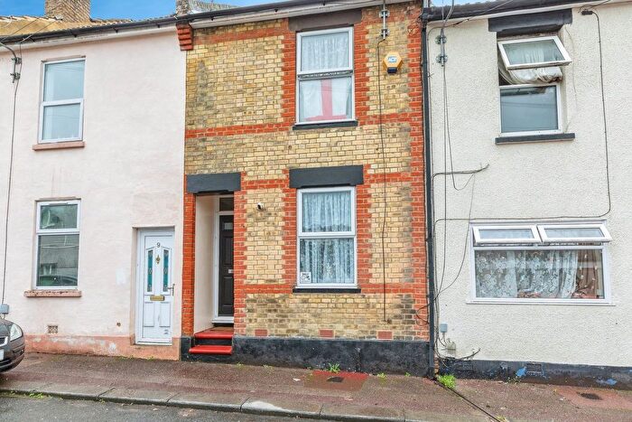 3 Bedroom Terraced House For Sale In Chamberlain Road, Chatham, ME4